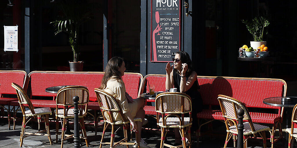 dpatopbilder - Zwei Frauen sitzen im Außenbereich an einem Tisch einer Gastronomie. In Frankreich wurden weitere Lockerungen während der Corona-Pandemie durchgesetzt, so dass Restaurants und Cafés unter bestimmten Bedingungen nun wieder öffnen dürfen. Foto: Thibault Camus/AP/dpa dpatopbilder - Zwei Frauen sitzen im Außenbereich an einem Tisch einer Gastronomie. In Frankreich wurden weitere Lockerungen während der Corona-Pandemie durchgesetzt, so dass Restaurants und Cafés unter bestimmten Bedingungen nun wieder öffnen dürfen. Foto: Thibault Camus/AP/dpa
