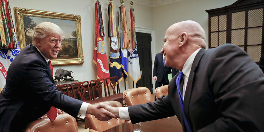 Donald Trump beim Handschlag mit dem republikanischen Vorsitzenden des für Steuerangelegenheiten zuständigen Ausschusses Kevin Brady. (Archivbild)