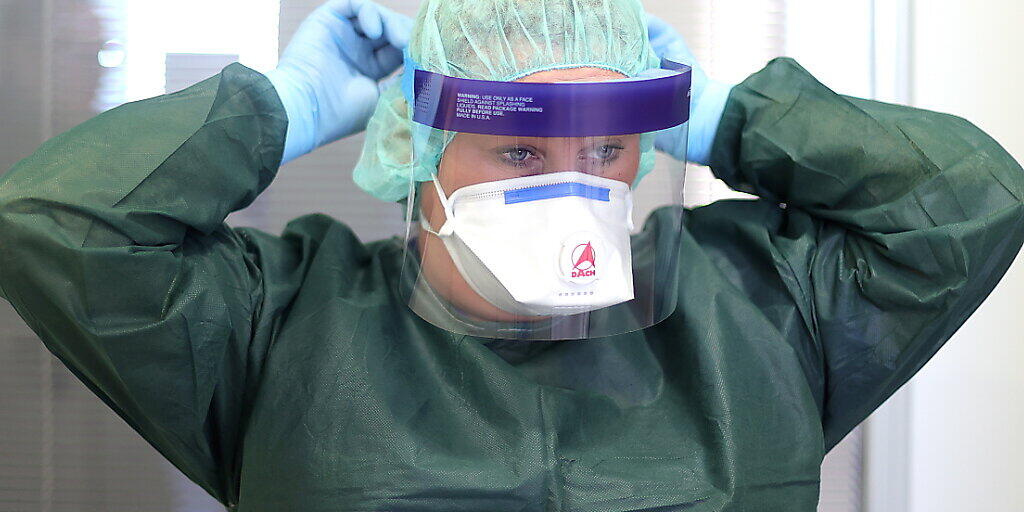 Der Pharmakonzern Roche erhält in den USA eine Notfall-Zulassung für einen Corona-Test - im Bild die Isolationsabteilung des deutschen Unispitals Essen. (Archivbild)