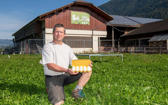 Eierproduzent Michael Wohlwend hat Abnehmer verloren (Foto von Michael (und evt. Frau Anja) mit den Hühnern/ vor dem Hühnerstall)