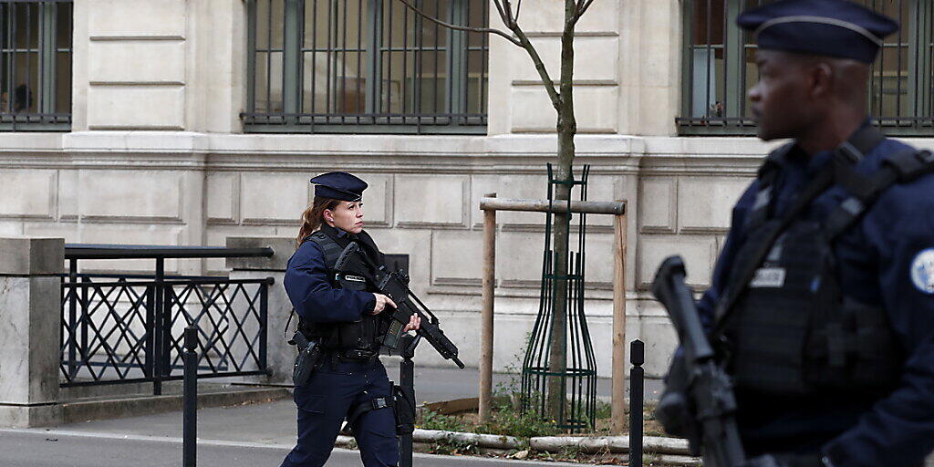 Einsatzkräfte sichern das Pariser Polizeihauptquartier auf der Île de la Cité im Zentrum von Paris.