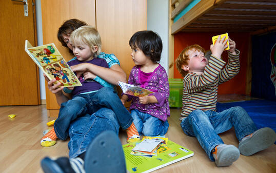 TAGESELTERN, TAGESMUTTER, TAGESFAMILIE, KINDERBETREUUNG, FAMILIENERGAENZENDE KINDERBETREUUNG, BETREUUNG, TAGESKIND, TAGESKINDER, KINDER, SPIELZIMMER, SPIELZEUG, SPIELSACHEN, KINDERZIMMER, KINDERBUCH, KINDERBUECHER,