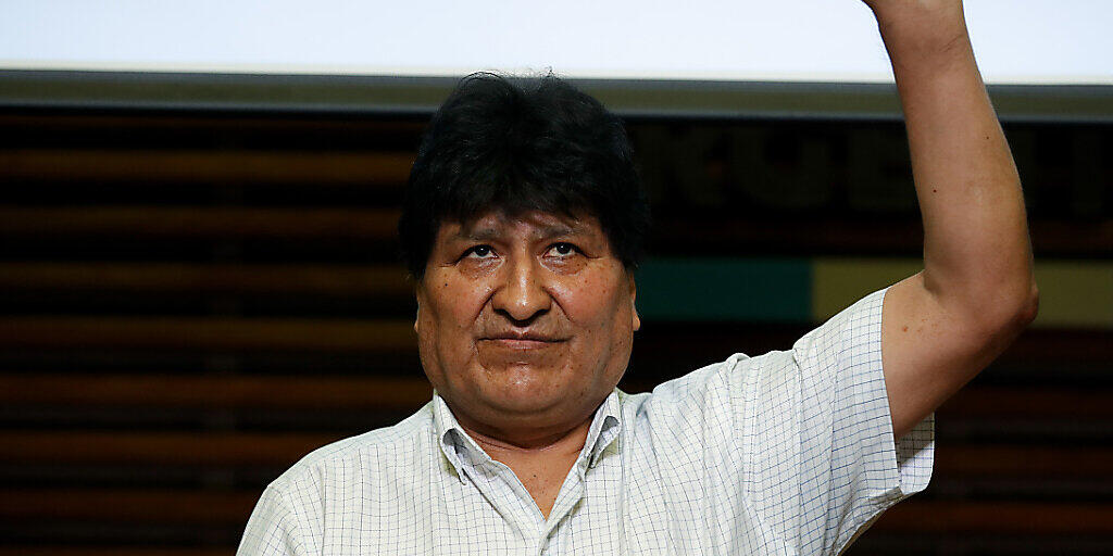 Evo Morales, ehemaliger Präsident von Bolivien, hebt nach einer Pressekonferenz in Buenos Aires am Morgen nach den Parlamentswahlen in Bolivien die Faust. Der linke Kandidat Arce, von Morales Partei, hat ersten Prognosen zufolge die Präsidentenwahl in Bolivien für sich entschieden. Foto: Natacha Pisarenko/AP/dpa