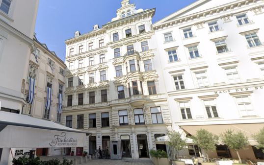 Die Liegenschaft befindet sich in der &laquo;Wipplingerstrasse 13/Judenplatz 9&raquo; im ersten Gemeindebezirk der Stadt Wien.