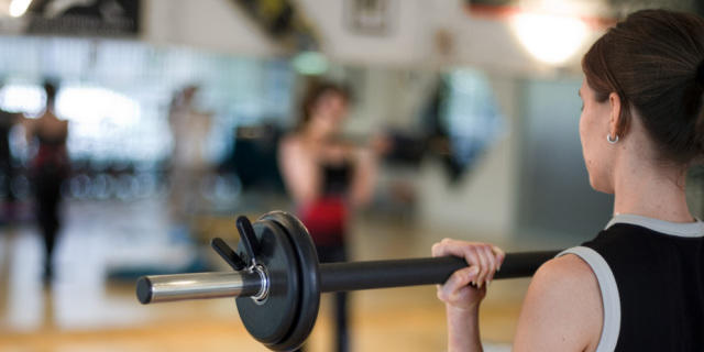 Eine Frau trainiert in einem Fitnessstudio (Archiv)